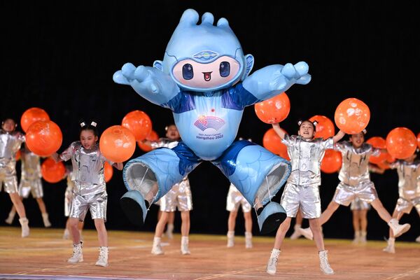 Красочное представление на Церемонии открытия 19-х летних Азиатских игр в Ханчжоу. - Sputnik Узбекистан