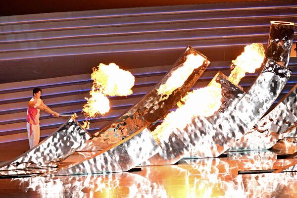 Зажжение олимпийского факела на Азиаде превратили в цифровое и огненное шоу — впервые факел вместе с реальным спортсменом &quot;зажигал&quot; цифровой факеолоносец. - Sputnik Узбекистан