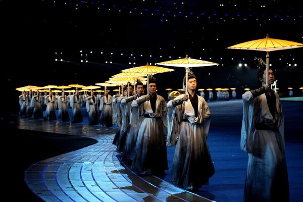 Красочное представление на Церемонии открытия 19-х летних Азиатских игр в Ханчжоу. - Sputnik Узбекистан