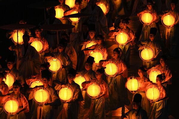 Десятки традиционных китайских бумажных фонариков как часть красочного шоу. - Sputnik Узбекистан