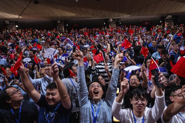 Зрители на стадионе размахивают флагами Китая. - Sputnik Узбекистан