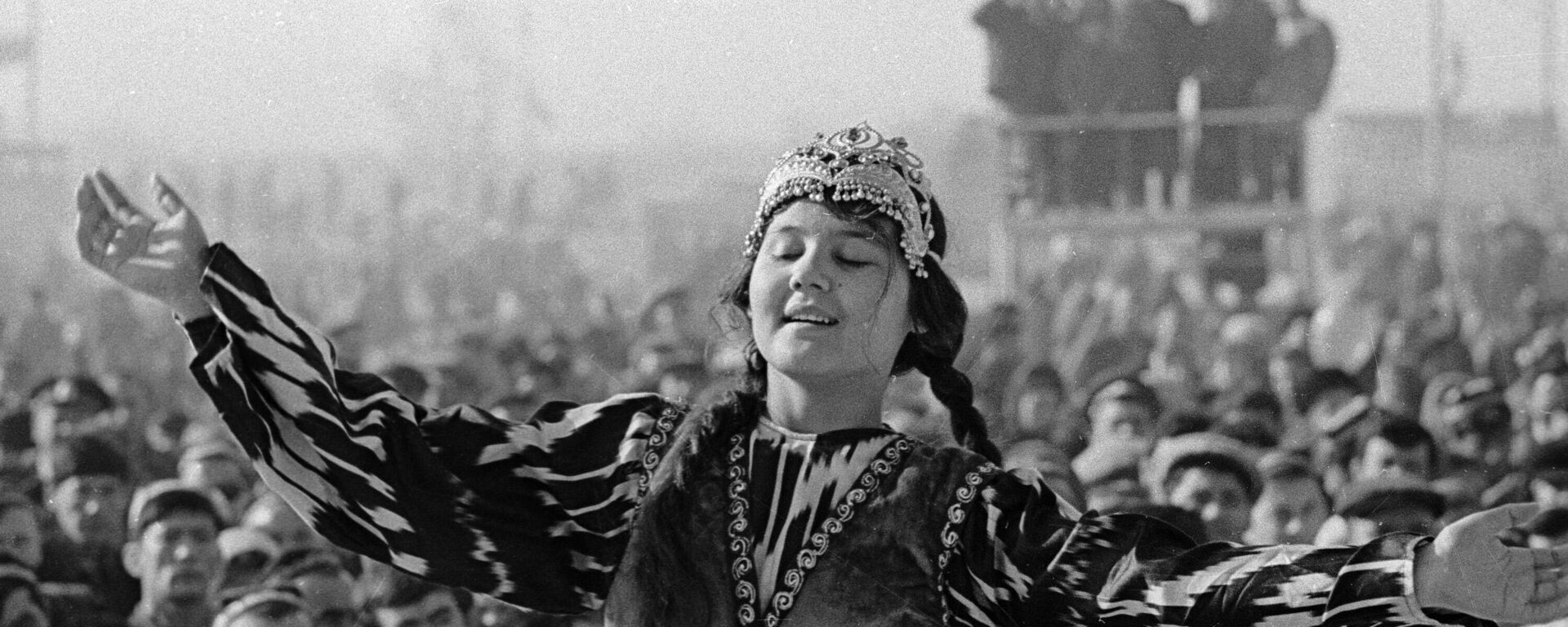 Узбекская танцовщица исполняет народный танец на празднике хлопка Пахта-Байрами. - Sputnik Ўзбекистон, 1920, 24.09.2023