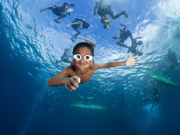 Снимок фотографа Peter Marshall в категории Human Connection. Дети в Индонезии в самодельных очках ныряют на глубину. - Sputnik Узбекистан