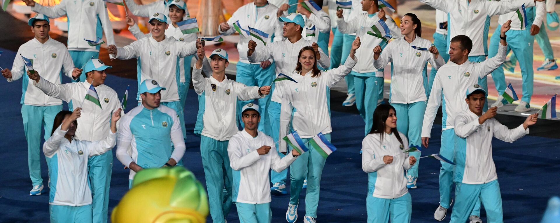 Узбекские спортсмены во время церемонии открытия Азиатских игр 2022 года в Ханчжоу 23 сентября 2023 года. - Sputnik Узбекистан, 1920, 26.09.2023