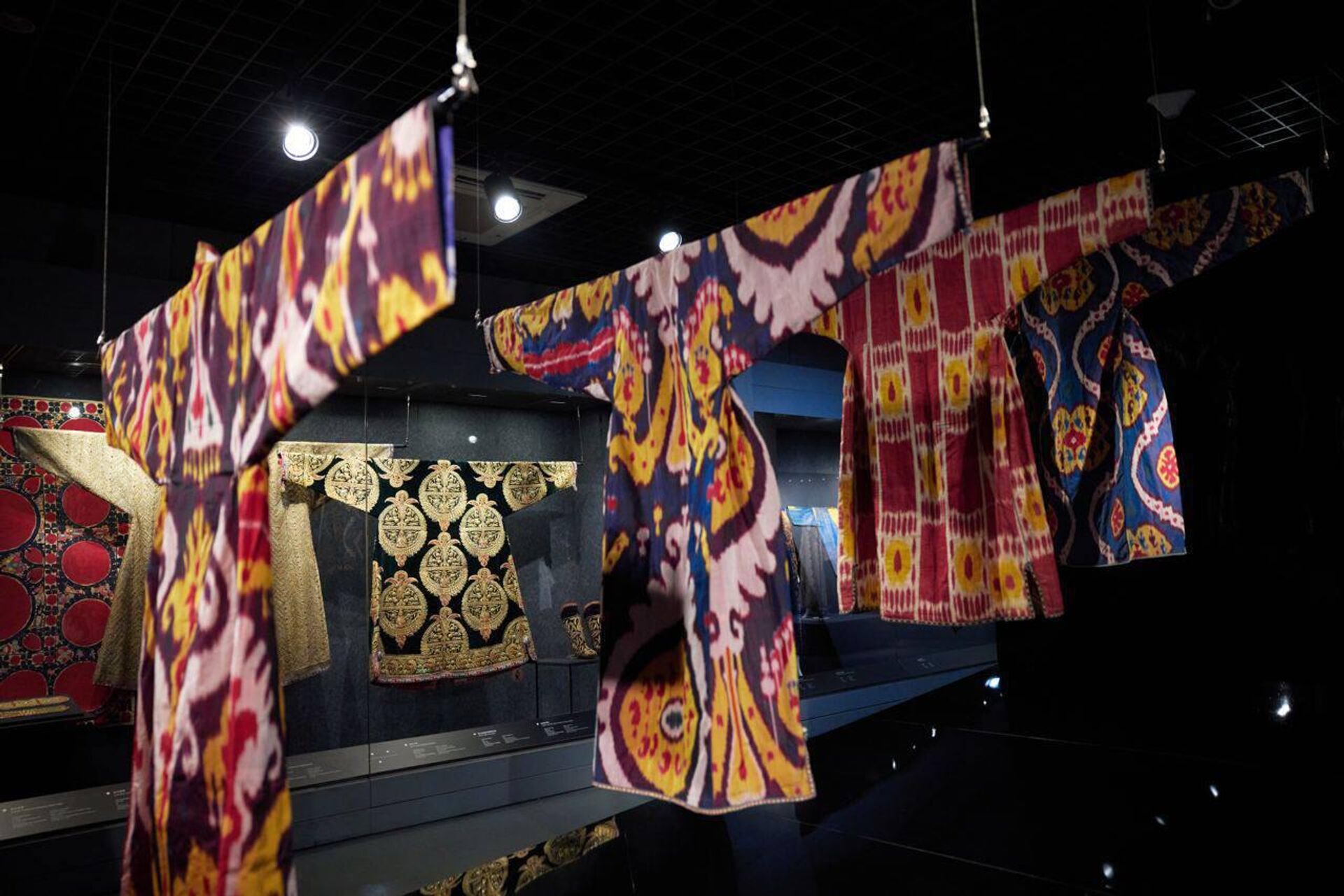 Узбекистан участвует в выставке Красочная Азия: Выставка азиатских костюмов в Ханчжоу - Sputnik Ўзбекистон, 1920, 27.09.2023