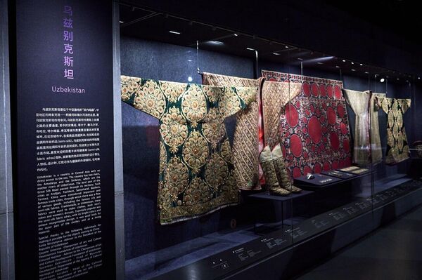 В Китайском национальном Музее шелка проходит выставка &quot;Красочная Азия: Выставка азиатских костюмов&quot;, где представлены 20 экспонатов из музеев Узбекистана. - Sputnik Узбекистан