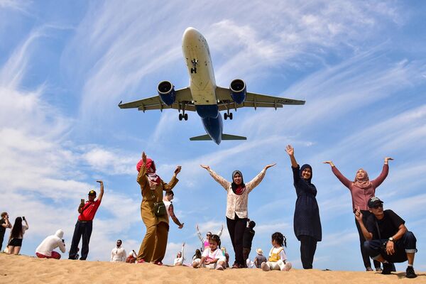 Самолет заходит на посадку в аэропорту Пхукета прямо над туристическим пляжем. - Sputnik Узбекистан