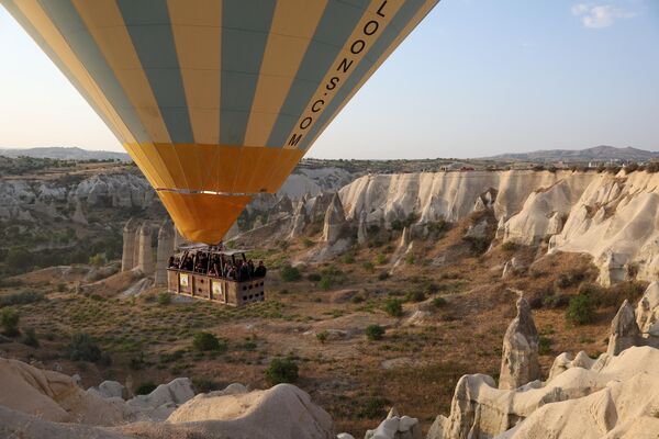 Полет на воздушном шаре — одно из популярных туристических развлечений в национальном историческом парке Гёреме в Каппадокии. - Sputnik Узбекистан