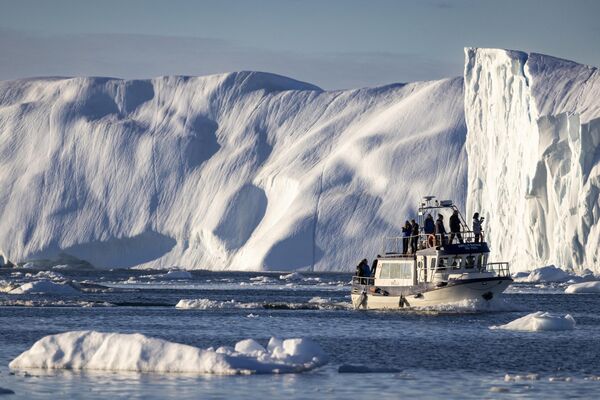 Туристы любуются величественными айсбергами у берегов Гренландии. - Sputnik Узбекистан