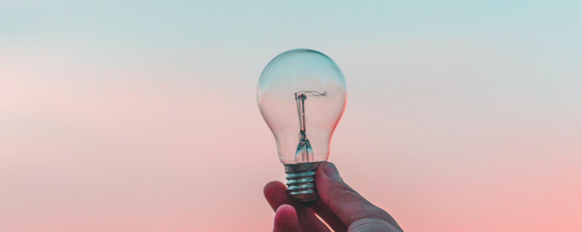 Лампочка. Иллюстративное фото - Sputnik Ўзбекистон, 1920, 28.10.2025