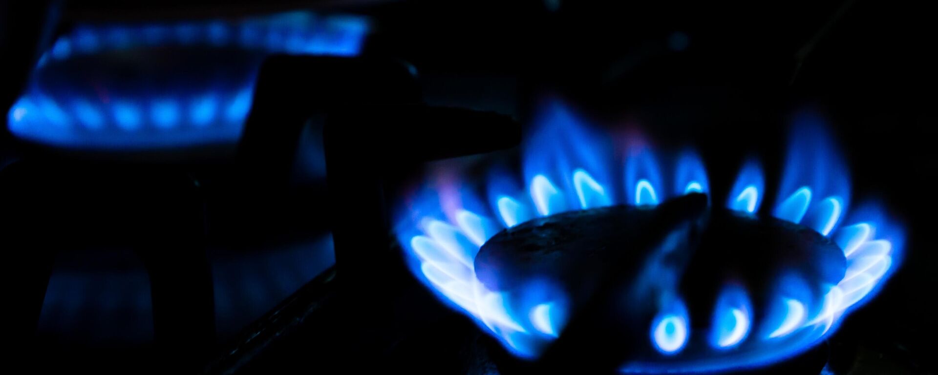 Горящая газовая плита. - Sputnik Ўзбекистон, 1920, 03.03.2026