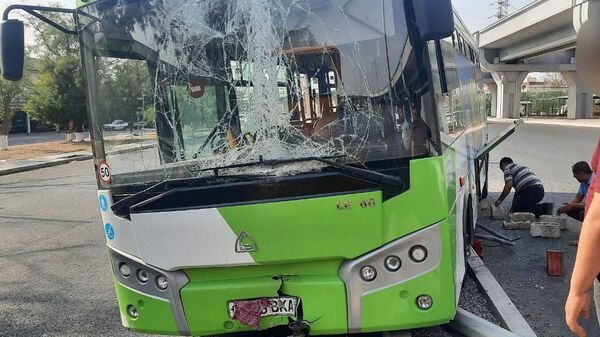Пассажирский автобус в Ташкенте врезался в столб - Sputnik Узбекистан