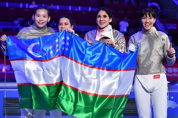 Женская сборная Узбекистана по фехтованию на саблях стала чемпионом XIX Азиатских игр - Sputnik Узбекистан