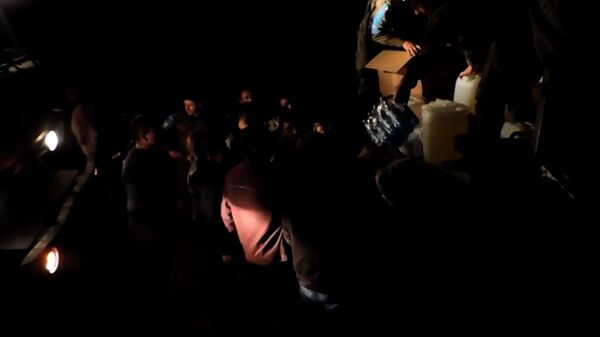 Военнослужащие РМК доставили в Степанакерт 12 тонн гуманитарного груза для мирных жителей Нагоного Карабаха - Sputnik Ўзбекистон
