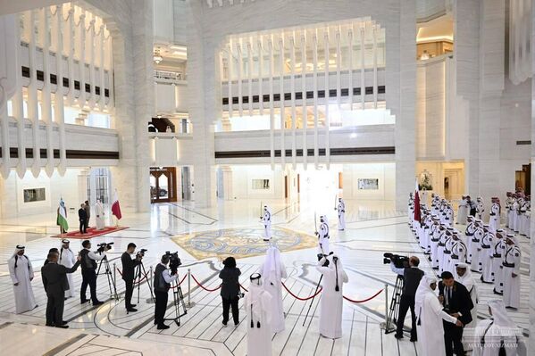 В комплексе “Амири Диван” в городе Дохе прошла торжественная церемония официальной встречи Президента Республики Узбекистан, пребывающего в Катаре с государственным визитом. - Sputnik Ўзбекистон