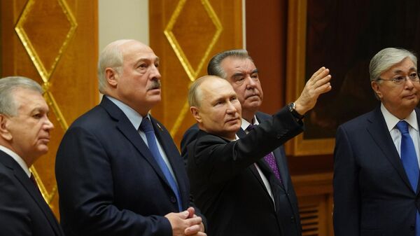 Президент РФ В. Путин принял участие в работе второго дня неформального саммита СНГ в Санкт-Петербурге - Sputnik Ўзбекистон