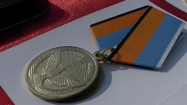 Командование РМК наградило военнослужащих наградами и знаками отличия за выполнения задач в Нагорном Карабахе - Sputnik Ўзбекистон