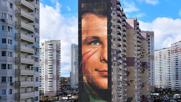 Фасад жилого здания, украшенный граффити с изображением космонавта Юрия Гагарина  - Sputnik Узбекистан