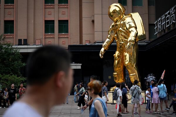 Инсталляция, изображающая астронавта, на входе в торговый центр в Пекине. Инсталляция посвящена 50-й годовщине высадки человека на луну. - Sputnik Узбекистан