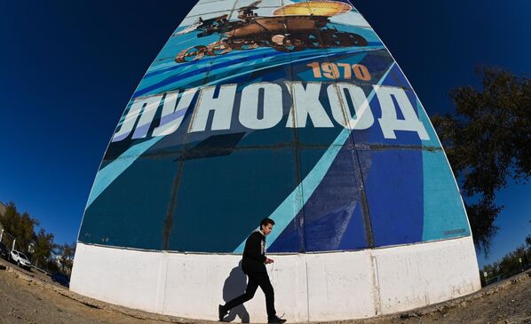 Дом в городе Байконур с рисунком советского Лунохода-1 на фасаде - Sputnik Узбекистан