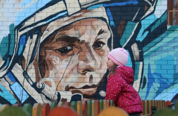 Граффити на Аллее Космонавтов в Москве с изображением на здании космонавта Юрия Гагарина. - Sputnik Узбекистан