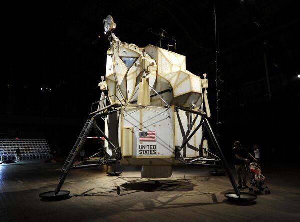 Инсталляция &quot;Приземляющийся экспедиционный модуль&quot;, часть программы &quot;Космическая программа: Марс&quot; художника Тома Сакса в Нью-Йорке. - Sputnik Узбекистан