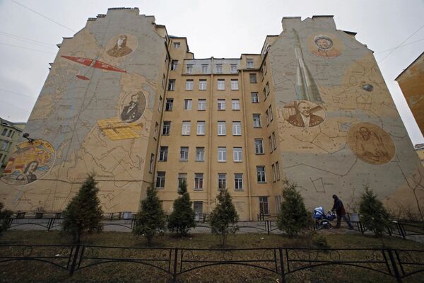 Роспись на стене дома в Петроградском районе Санкт-Петербурга - Sputnik Узбекистан