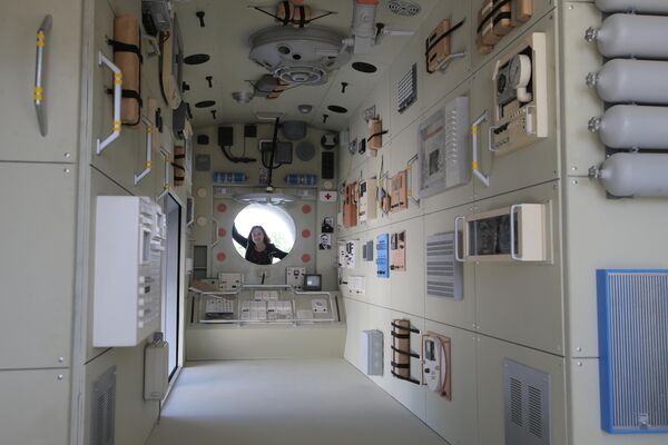 Модель помещения космической станции, изготовленная в цехе по производству арт-объектов для празднования Дня города Москвы - Sputnik Узбекистан