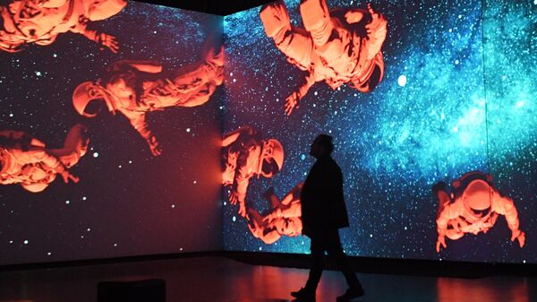 Посетитель на экспозиции мультимедийной выставки Космос. Love открывшейся в московском центре дизайна ARTPLAY - Sputnik Узбекистан