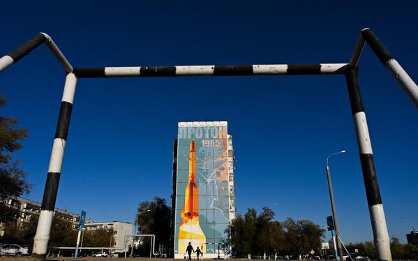 Дом в городе Байконур с рисунком ракеты-носителя Протон на фасаде - Sputnik Узбекистан