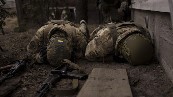 Украинские солдаты укрываются от артиллерийского огня. Архивное фото. - Sputnik Узбекистан