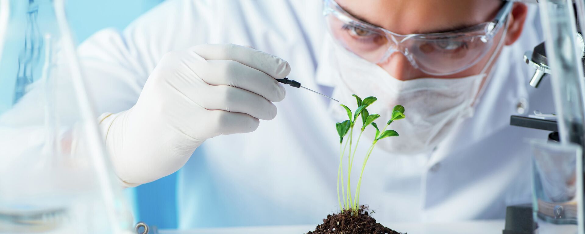 Ученый-биотехнолог в лаборатории - Sputnik Ўзбекистон, 1920, 25.07.2025