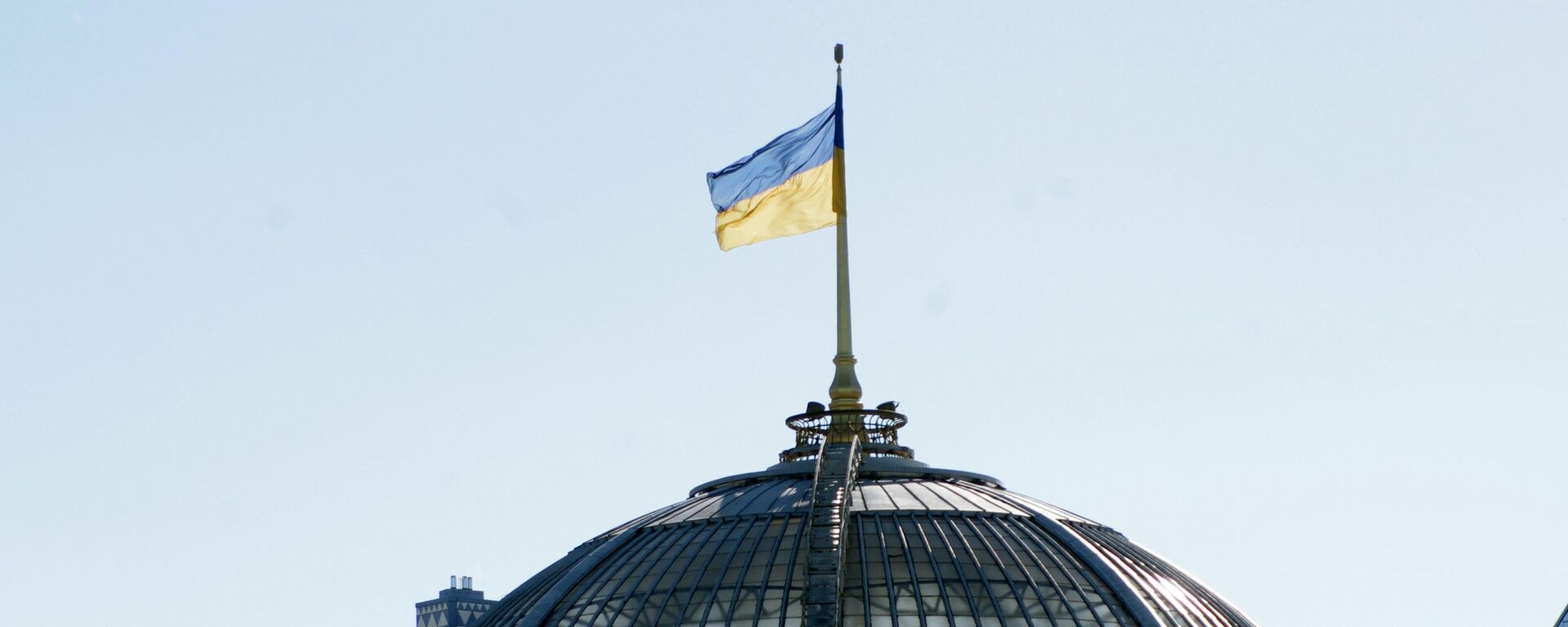 Флаг на крыше Верховной Рады Украины в Киеве. - Sputnik Узбекистан, 1920, 04.10.2023