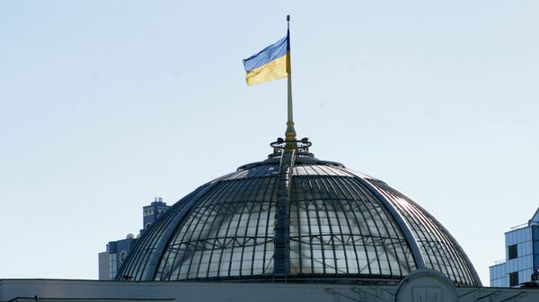 Флаг на крыше Верховной Рады Украины в Киеве. - Sputnik Узбекистан