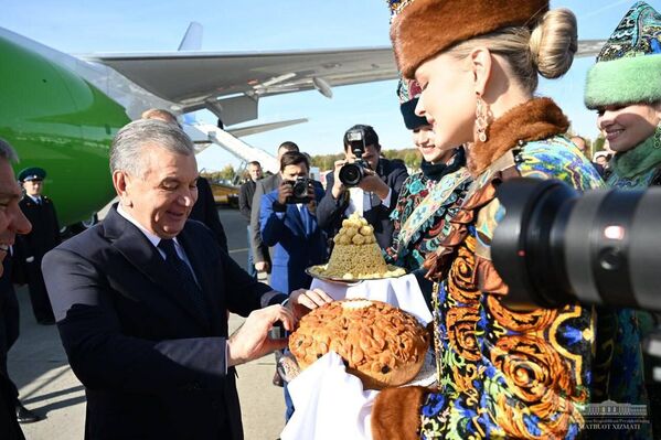 Встреча президента Республики Узбекистан Шавката Мирзиёева в аэропорту Казани. - Sputnik Узбекистан