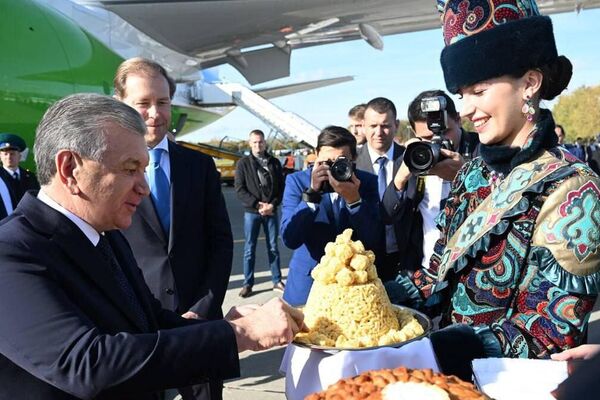 Президент Узбекистана Шавкат Мирзиёев прибыл в город Казань, с которого начинается программа официального визита в Российскую Федерацию - Sputnik Узбекистан
