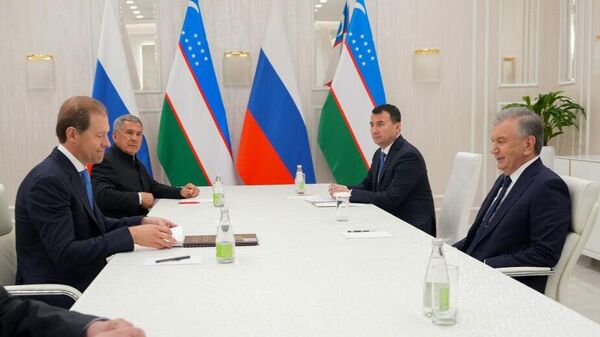 Встреча президента Шавката Мирзиёева с заместителем премьер-министра - министром промышленности и торговли Денисом Мантуровым - Sputnik Узбекистан