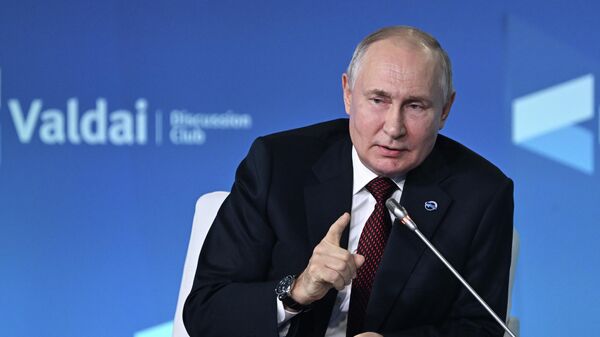 Президент РФ Владимир Путин на пленарной сессии Международного дискуссионного клуба Валдай - Sputnik Узбекистан