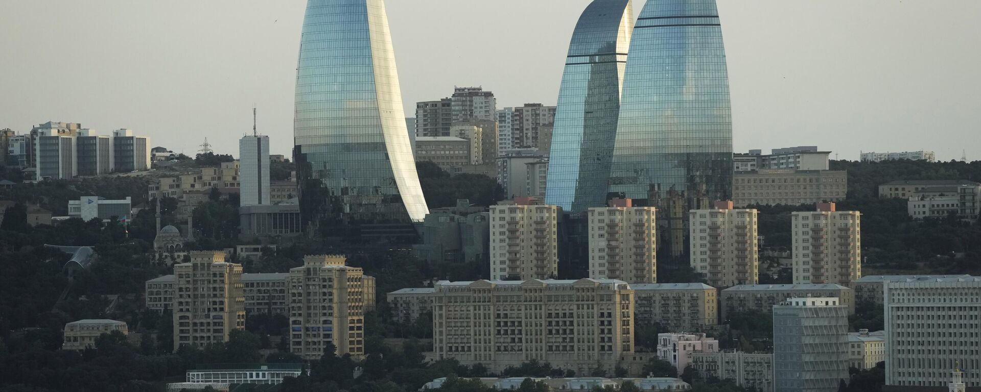 Общий вид города с небоскребами Flame Towers на заднем плане в Баку - Sputnik Ўзбекистон, 1920, 02.07.2025