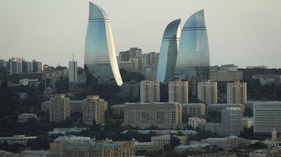 Общий вид города с небоскребами Flame Towers на заднем плане в Баку