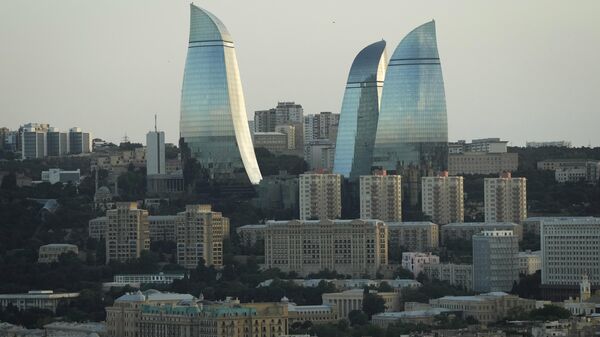 Obshiy vid goroda s neboskrebami Flame Towers na zadnem plane v Baku - Sputnik O‘zbekiston