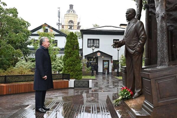 Президент Республики Узбекистан Шавкат Мирзиёев посетил сквер имени Ислама Каримова в Москве. - Sputnik Узбекистан