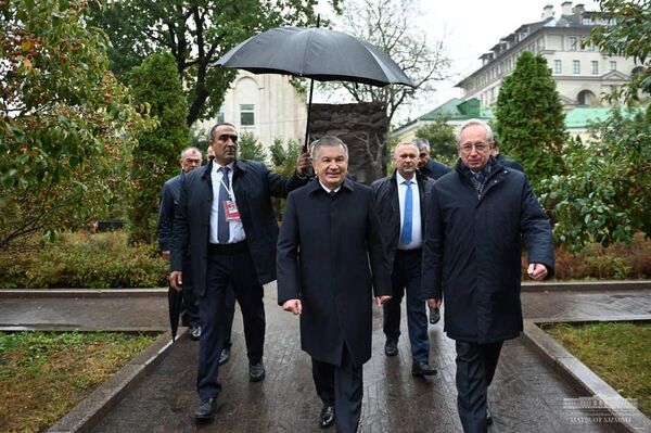 Президент Республики Узбекистан Шавкат Мирзиёев посетил сквер имени Ислама Каримова в Москве. - Sputnik Узбекистан