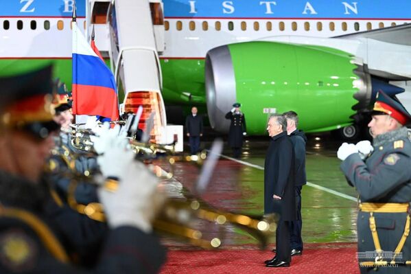 Президент Республики Узбекистан Шавкат Мирзиёев завершил официальный визит в Российскую Федерацию и отбыл в Ташкент.
 - Sputnik Ўзбекистон