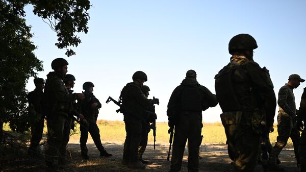 Пополнение одного из десантно-штурмовых полков ВДВ проводит занятия по боевому слаживанию на полигоне в ЛНР - Sputnik Узбекистан