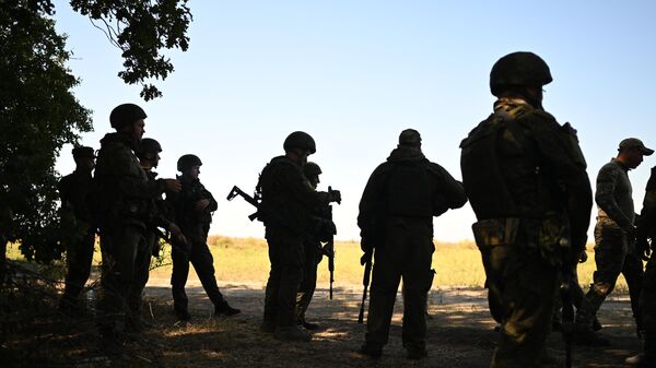 Пополнение одного из десантно-штурмовых полков ВДВ проводит занятия по боевому слаживанию на полигоне в ЛНР  - Sputnik Узбекистан