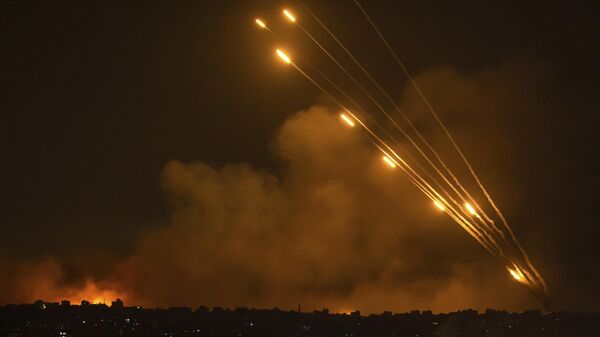 Ракетный обстрел территории Израиля со стороны сектора Газа. Архивное фото - Sputnik Узбекистан
