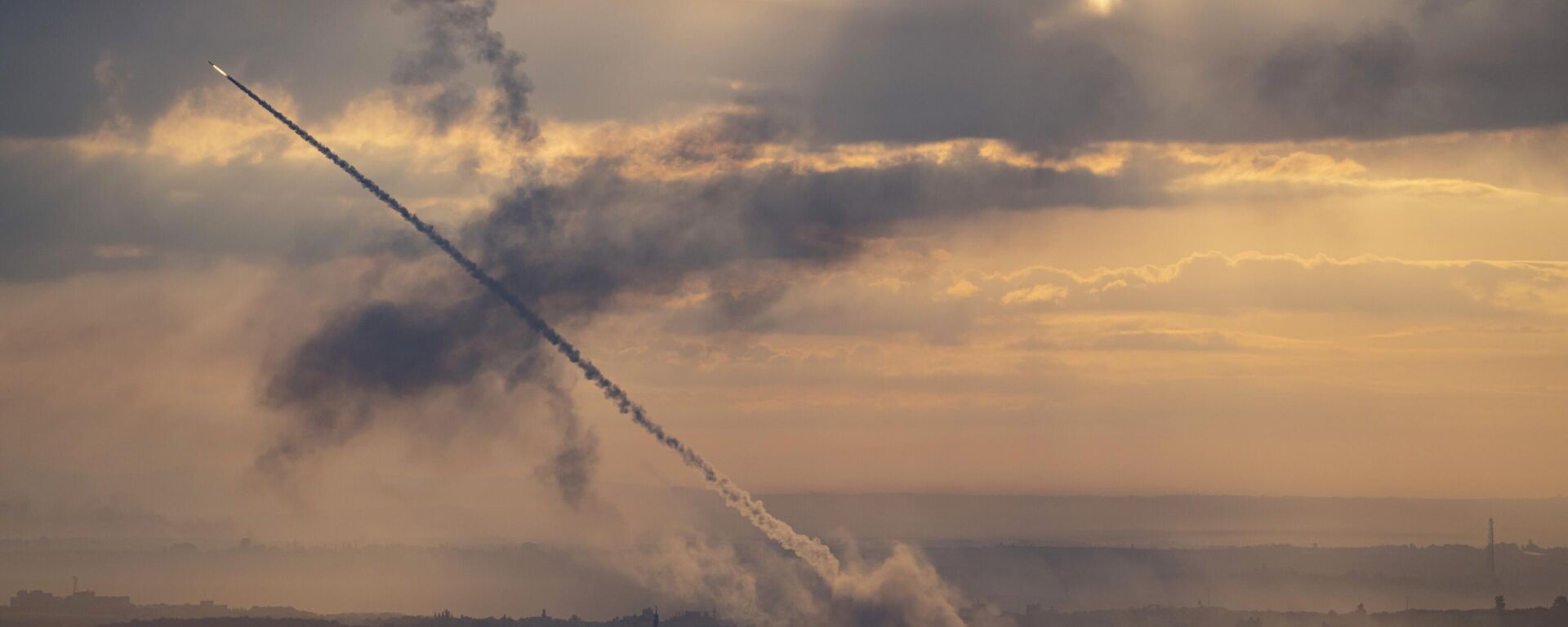 Ракетный обстрел территории Израиля со стороны Сектора Газа. 7 октября 2023 - Sputnik Узбекистан, 1920, 08.10.2023