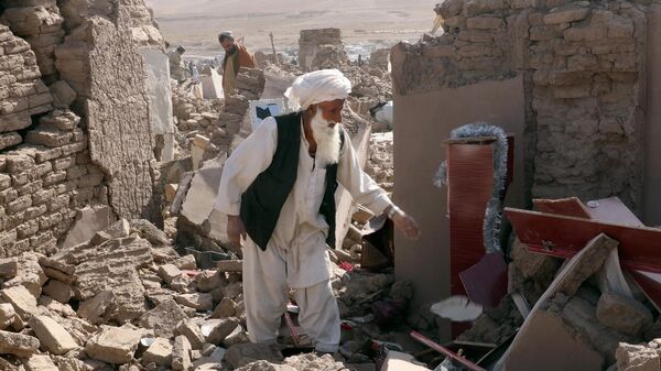 Люди разбирают руины после землетрясения в провинции Герат на западе Афганистана - Sputnik Узбекистан
