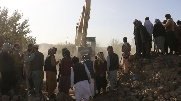 Экскаватор убирает руины после землетрясения в районе Зенда Джан в провинции Герат, Афганистан - Sputnik Узбекистан